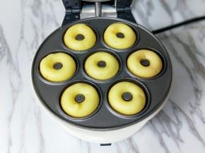 约4分钟样子，打开盖子看已经好了呦～将甜甜圈从机器模具中取出，晾晾。