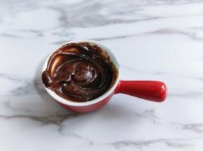 黑巧克力隔水融化，加入少许牛奶，调制粘稠。