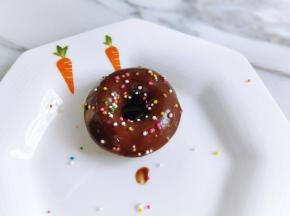 将晾凉的甜甜圈，放在融化的巧克力酱中，均匀沾满巧克力，再撒上菜谱糖珠即可。