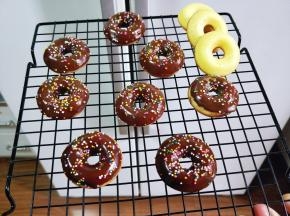 依次做好的巧克力甜甜圈。