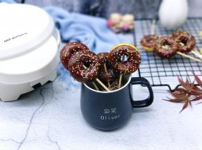 再用竹签串起来，甜甜圈棒棒糖～