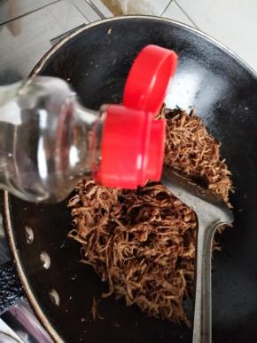 加入香油翻炒均匀