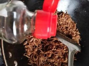 加入香油翻炒均匀