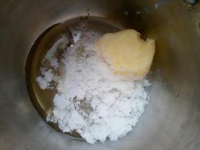 首先，把绵白糖，黄油，蜂蜜放入奶锅，开小火加热用刮刀搅拌至融化(注意绵白糖要化开)。