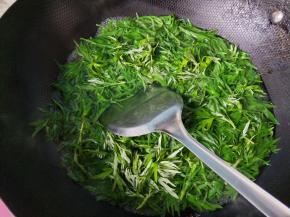 新鲜干净的艾叶放入烧开的水中焯水两分钟捞出。