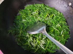 新鲜干净的艾叶放入烧开的水中焯水两分钟捞出。