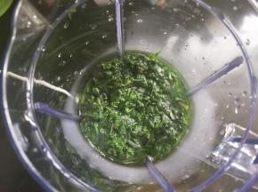 放入料理机中榨汁。