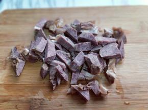酱牛肉切块。(生鲜牛肉也可以)