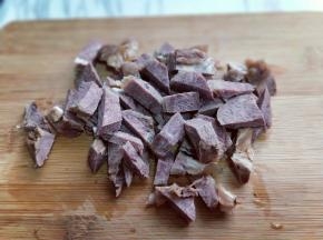 酱牛肉切块。(生鲜牛肉也可以)