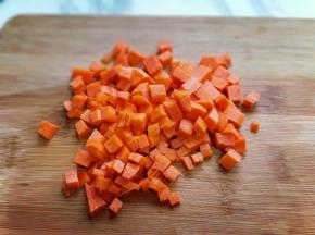 胡萝卜去皮，切丁。