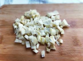 春笋去皮，洗干净，切丁。