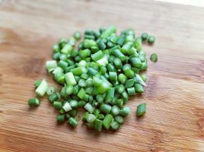 蒜薹洗干净切小段。