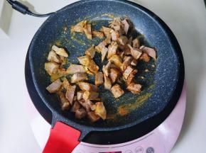 加入切好的牛肉块煸炒。