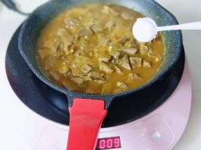 再按照个人口味加入食用盐，小火力炖10分钟。