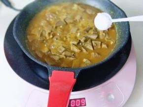再按照个人口味加入食用盐，小火力炖10分钟。