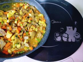 将食材炖熟后，大火力收汤。即可断电。