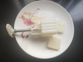 准备月饼模具一个，洗净。