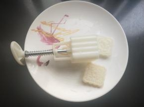 准备月饼模具一个，洗净。