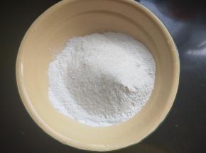 将糯米粉，粘米粉，白糖倒入碗中。