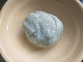 加艾草汁揉成光滑的。