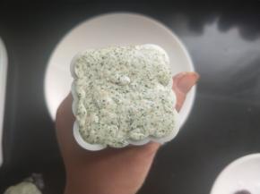 模具刷上油，将包好的糯米团慢慢放入模具中，按压结石。