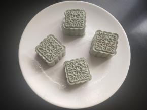 盘子里刷一层油，将做好的青团放入盘中。