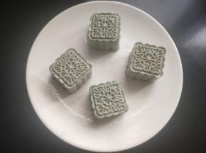 盘子里刷一层油，将做好的青团放入盘中。