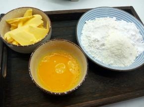 
首先我们要把需要的食材都称好重量，黄油提前软化，鸡蛋我用的是土鸡蛋，打散的鸡蛋液差不多50克，我们取38克就可以，