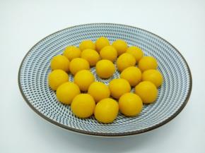 揉好的面团，再揉成长圆形，分割成8克一个的小剂，分不均匀可以拿称称一下，揉成圆球状