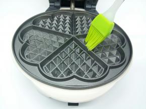 华夫机插上电源，预热2分钟，上下烤盘刷一点点食用油