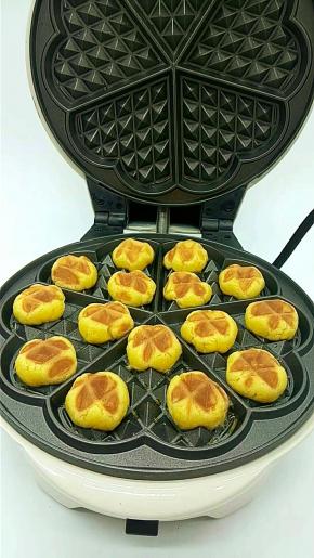 烘烤到3分钟时，可以打开看一下，喜欢颜色深的可以接着再烤2分钟，喜欢颜色淡一点的，就可以出炉了！