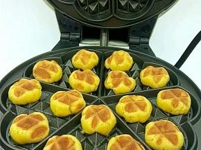 烘烤到3分钟时，可以打开看一下，喜欢颜色深的可以接着再烤2分钟，喜欢颜色淡一点的，就可以出炉了！