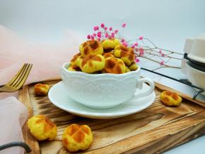 颜色相当的诱人，刚出炉，他们就开始拿了吃，凉透了味道更好。又酥又香的！