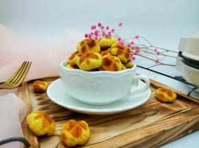 颜色相当的诱人，刚出炉，他们就开始拿了吃，凉透了味道更好。又酥又香的！