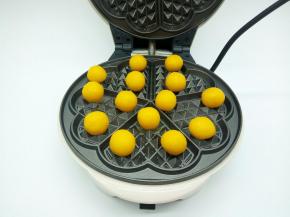 把揉好的小球放在华夫机的中间跟两边，盖好盖子烘烤3-5分钟即可