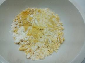 
低筋面粉跟奶粉提前过筛（过筛可以让做好的饼干更加细腻，没有颗粒）再混合拌匀，加入提前软化的黄油，用刮刀翻拌，