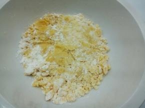 
低筋面粉跟奶粉提前过筛（过筛可以让做好的饼干更加细腻，没有颗粒）再混合拌匀，加入提前软化的黄油，用刮刀翻拌，