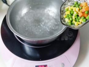 将什锦菜焯水。(豌豆，胡萝卜丁，玉米粒)