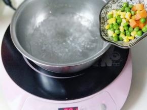 将什锦菜焯水。(豌豆，胡萝卜丁，玉米粒)