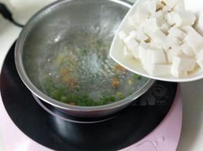 再将切小块的豆腐焯水。