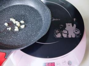 起油锅加入切好的蒜炒香。