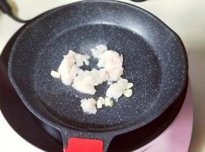 在加入磷虾肉煸炒。