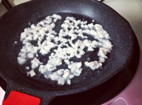 继续小火力煸炒。