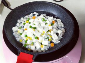 再加入焯水的豆腐和什锦。