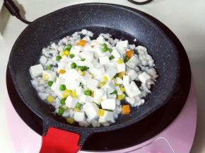 再加入焯水的豆腐和什锦。