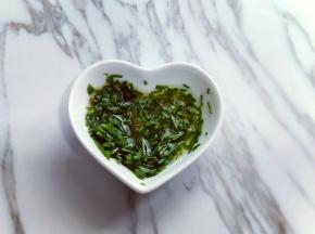 调味汁:(几滴生抽，盐，糖，少许纯净水，调均匀)