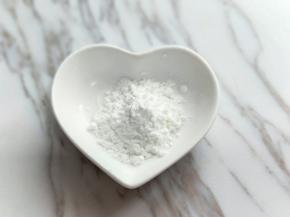 玉米淀粉，加入少许纯净水，调成液体。