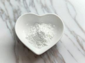 玉米淀粉，加入少许纯净水，调成液体。