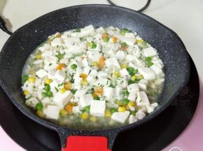 将调味汁倒入锅中。大火力煮沸1分钟。