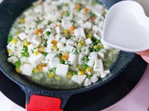 倒入调好的淀粉水。轻轻翻炒均匀，即可关火。